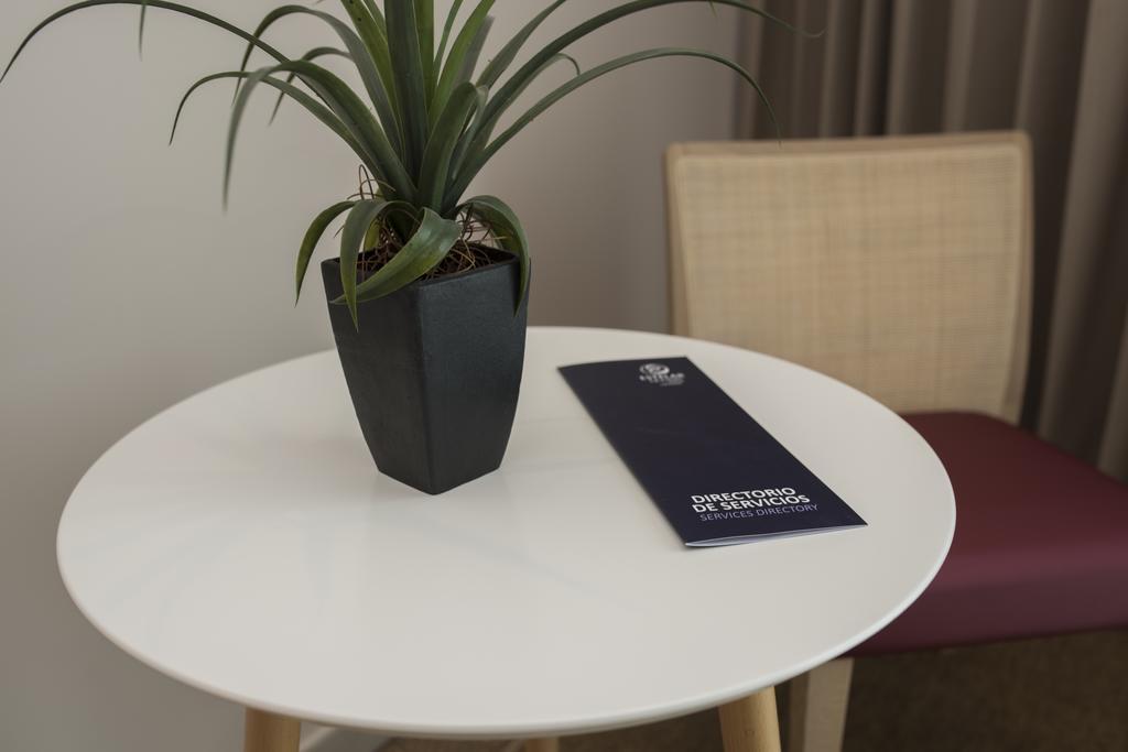 Estelar Cartagena De Indias Hotel Y Centro De Convenciones Exterior photo A table with a plant